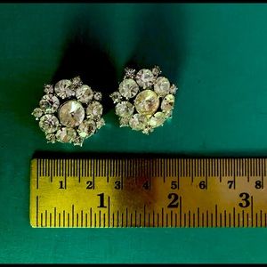 Vintage rhinestone earrings. 
Spectacular